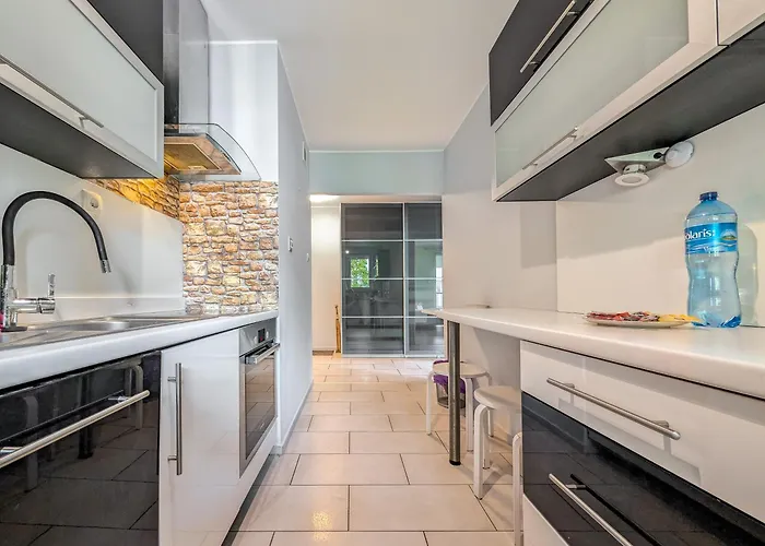 Pochyła Haven By Bookinghost